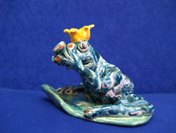 Florinda Ke Sophie, Froschk&ouml;nig - Au Backe, h&auml;tt ich mich im Nagelstudio blo&szlig; nicht zu mehr als einer Manik&uuml;re bequatschen lassen, Keramik, H-10 cm, B-12 cm, T-13 cm, 2013