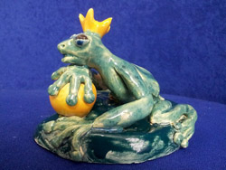 Florinda Ke Sophie, Froschk&ouml;nig - Soll sie sich ihre d&auml;mliche Goldkugel selbst aus dem Brunnen holen, wenn sie weiter rumzickt, Keramik, H-7 cm, B-10 cm, T-11 cm, 2013