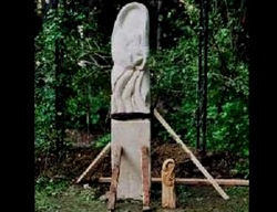 Florinda Ke Sophie - Madonna mit dem Kinde, Sandstein, H-160 cm, B-40 cm, T-40 cm, 2005